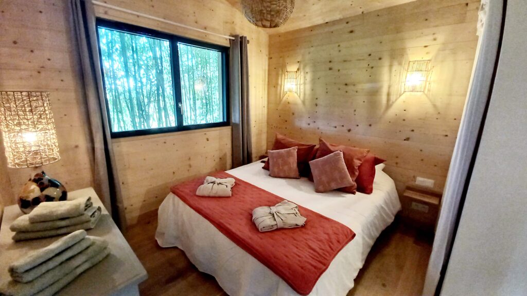 Chambre cosy intérieur bois , Cabane lodge bois