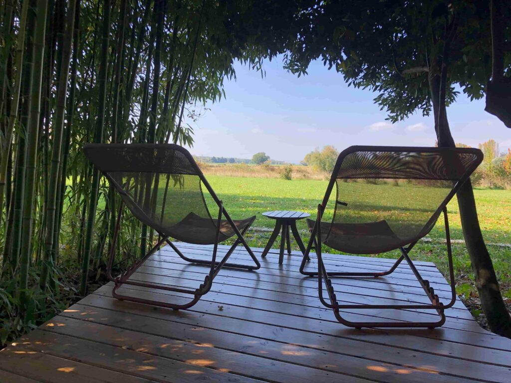 relaxation en terrasse avec vue sur la drome