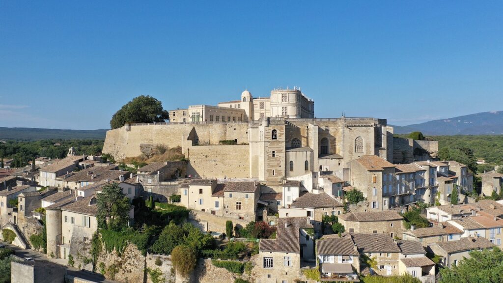 Grignan plus beaux villages de France. villages authentiques de drome provençale